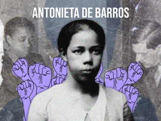 Antonieta de Barros em colagem cujo seu busto aparece em plano superior, ao fundo punhos cerrados em cor lilás, uma foto de sua atuação política ao fundo e seu nome ao centro, na parte superior escrito em branco