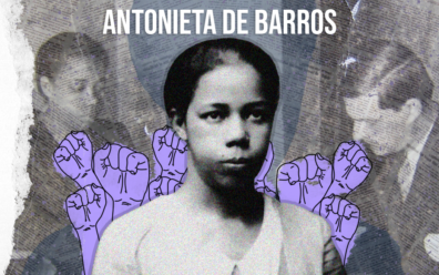 Antonieta de Barros em colagem cujo seu busto aparece em plano superior, ao fundo punhos cerrados em cor lilás, uma foto de sua atuação política ao fundo e seu nome ao centro, na parte superior escrito em branco