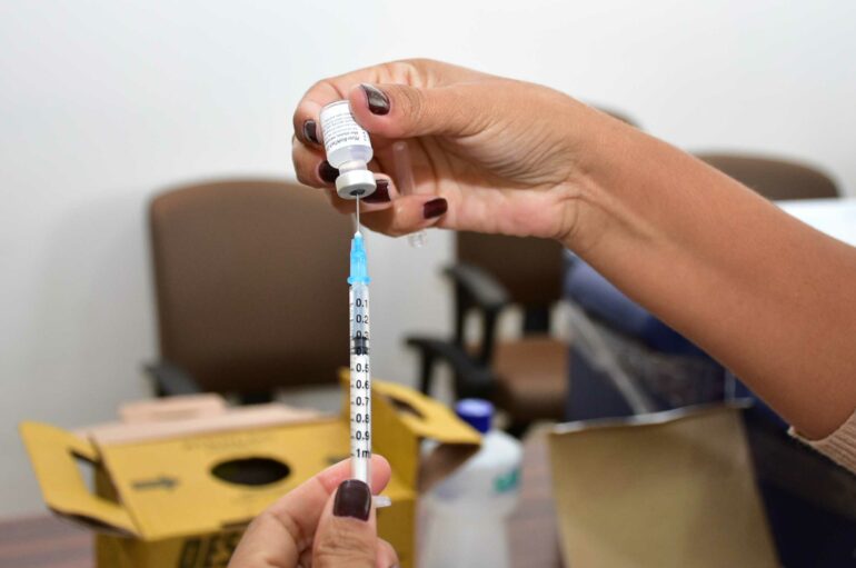 Técnica manuseia imunizante na sede da ABI | Foto: Reginaldo Ipê